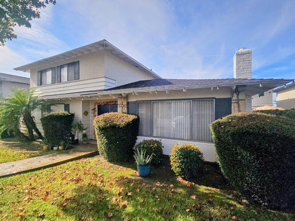 141 Greentree Ln in La Habra, CA - Foto de edificio
