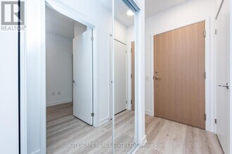 395 Square One Dr in Mississauga, ON - Building Photo - Building Photo