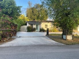 705 E 9th Ct in Hialeah, FL - Building Photo