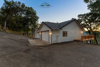 1485 SE Parkwood St in Roseburg, OR - Building Photo - Building Photo