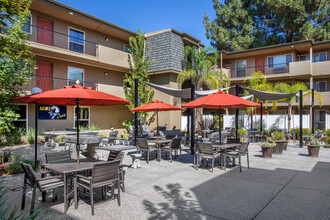 University Court in Davis, CA - Foto de edificio - Building Photo