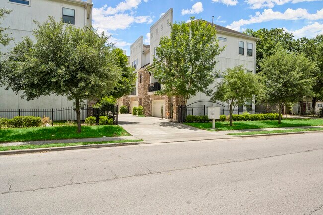742 W 24th St
