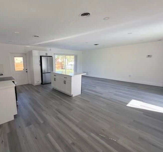 275 NE 173rd St in North Miami Beach, FL - Building Photo - Building Photo