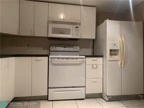 9470 Live Oak Pl in Davie, FL - Foto de edificio - Building Photo