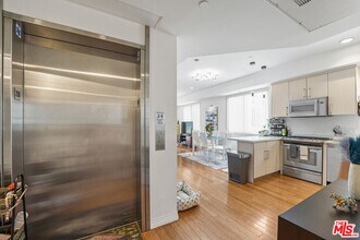819 S Holt Ave in Los Angeles, CA - Building Photo - Building Photo