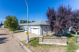 Linkside Villa in Spruce Grove, AB - Building Photo