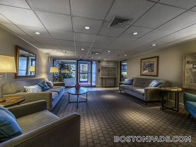 385 Massachusetts Ave, Unit 2 in Arlington, MA - Building Photo - Building Photo