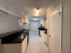 203 Woodvale St in Houston, TX - Building Photo - Building Photo