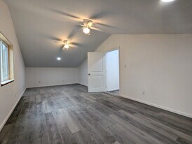 1002 Pioneer Rd, Unit Upstairs Apartment in Dallas, OR - Building Photo