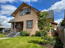 2304 SE 43rd Ave in Portland, OR - Building Photo