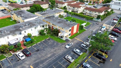 1255 W 49th Pl, Unit G201 in Hialeah, FL - Building Photo - Building Photo