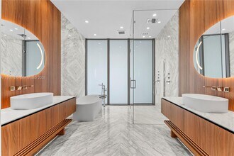 5 Grove Isle Dr, Unit 303 in Miami, FL - Foto de edificio - Building Photo