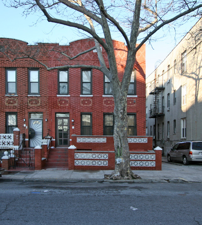 68 E 52nd St in Brooklyn, NY - Building Photo