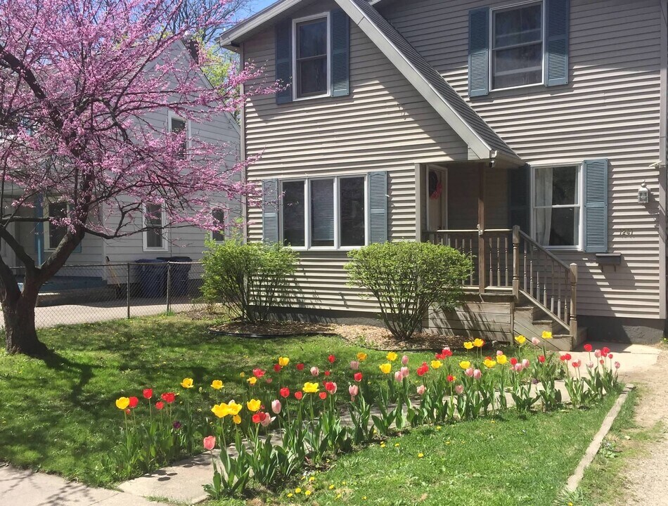1241 Nassau St in Kalamazoo, MI - Building Photo