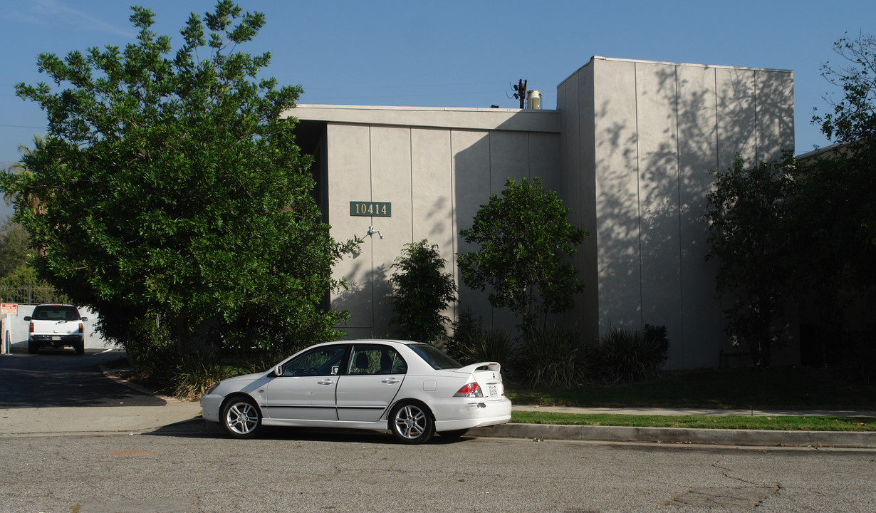 10414 Parr Ave in Sunland, CA - Foto de edificio