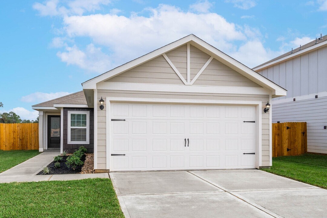 15830 Berry Hl Dr in Conroe, TX - Building Photo