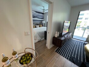 2523 NE 183rd St, Unit A5 in North Miami Beach, FL - Building Photo - Building Photo