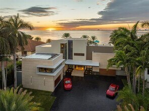 360 Harbor Dr in Key Biscayne, FL - Foto de edificio - Building Photo
