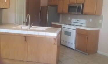 259 Sunny Meadow Dr in Bakersfield, CA - Building Photo - Building Photo