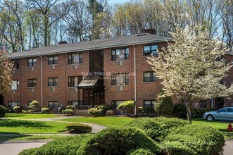 272 Grove St-Unit -4 in Newton, MA - Building Photo - Building Photo