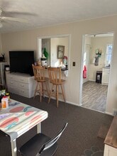 208 Buena Vista Ave in Newington, CT - Foto de edificio - Building Photo