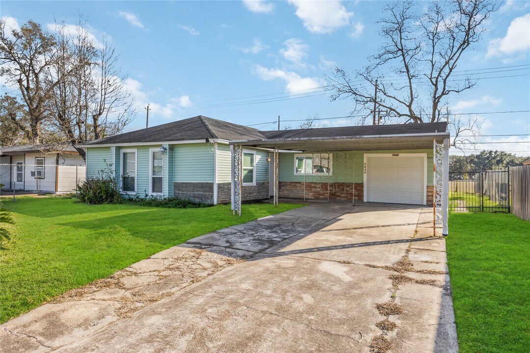5942 Ridgeway Dr in Houston, TX - Building Photo