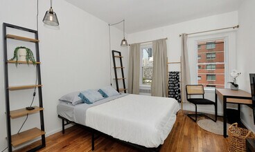 374 W 35th St in New York, NY - Building Photo - Building Photo