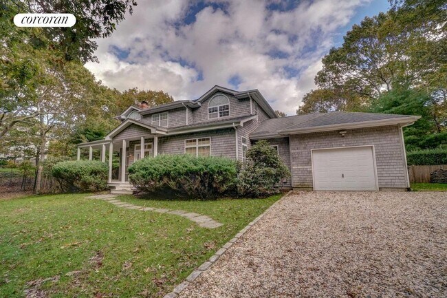 16 Wolf Way in East Hampton, NY - Building Photo - Building Photo