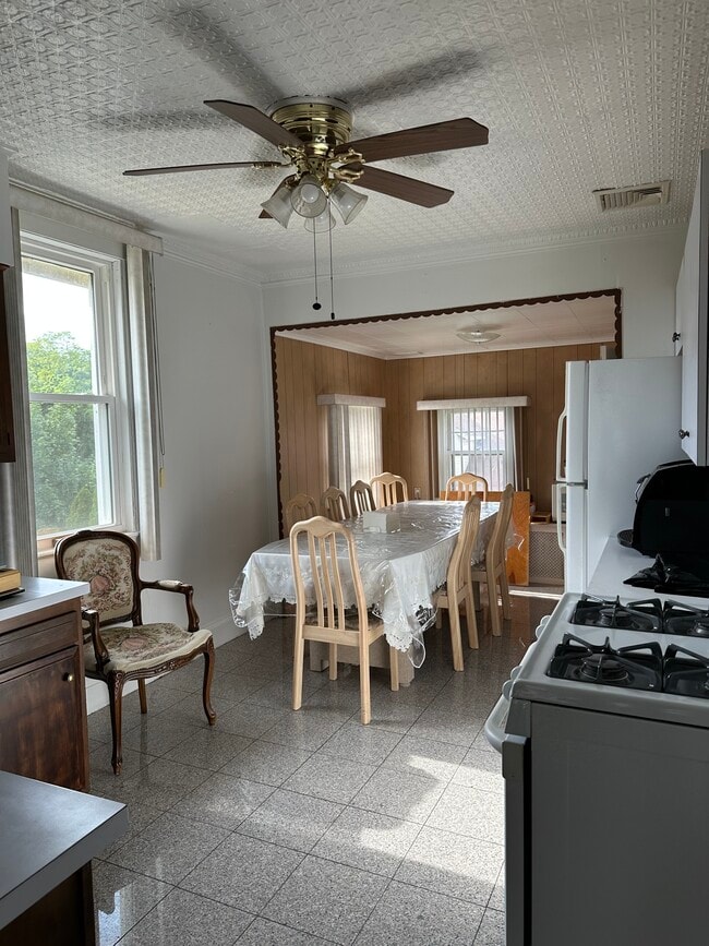 16 Edward St, Unit 1 in West Harrison, NY - Foto de edificio - Building Photo