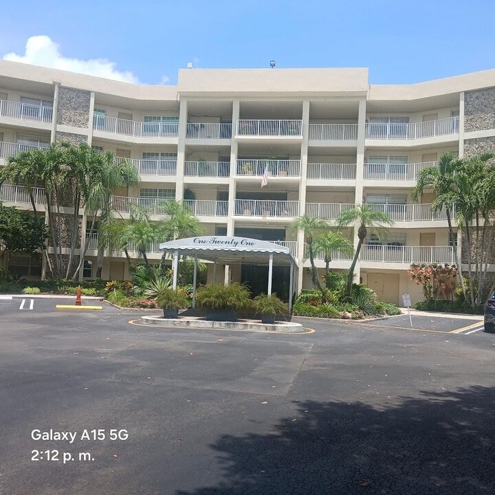 800 W Cypress Dr in Pompano Beach, FL - Building Photo