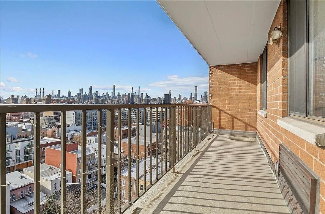 23-22 30th Rd in Queens, NY - Building Photo