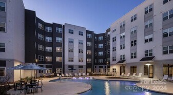 8424 N Tryon St, Unit A2 in Charlotte, NC - Building Photo