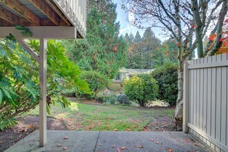 10407 NE 115th Pl in Kirkland, WA - Building Photo - Building Photo