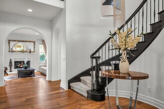 8001 Ocean Bluff Dr in Los Angeles, CA - Foto de edificio - Building Photo