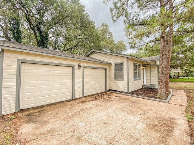 3815 Commerce St, Unit 202 in Damon, TX - Building Photo - Building Photo