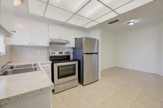 1033 NW 30th Ct, Unit 4 in Wilton Manors, FL - Building Photo - Building Photo