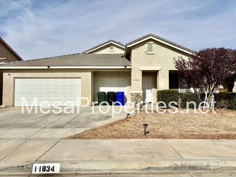 11834 Luna Rd in Victorville, CA - Building Photo