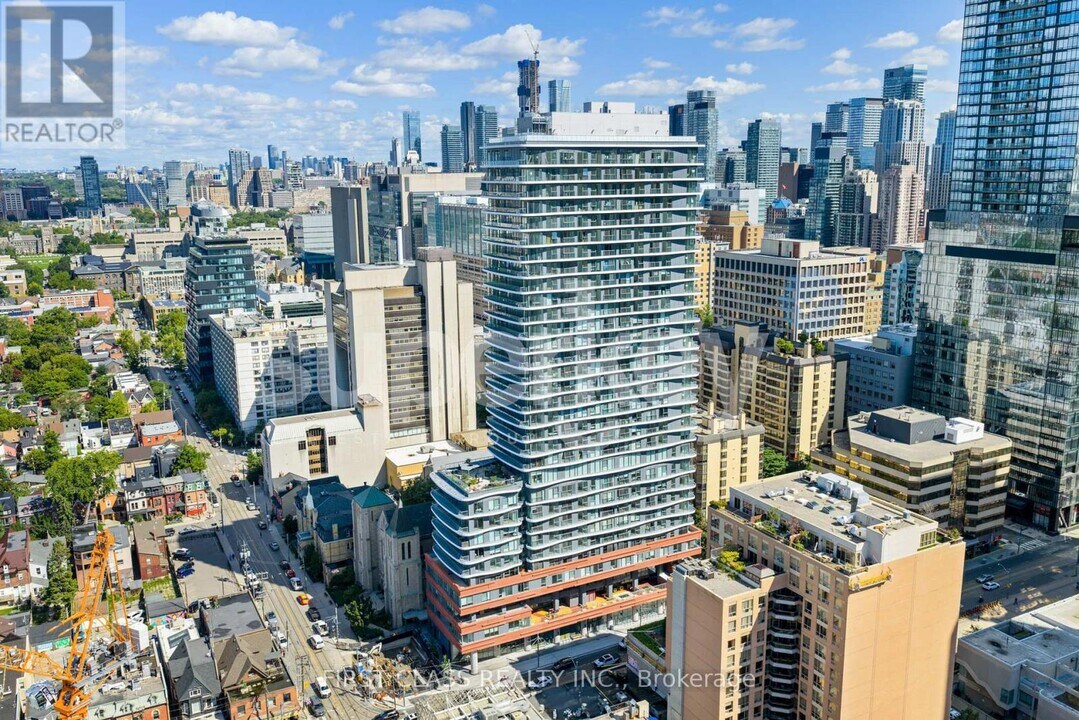 280 Dundas St W in Toronto, ON - Building Photo