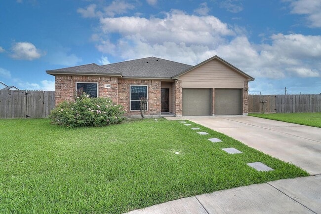 3422 Travis Ct