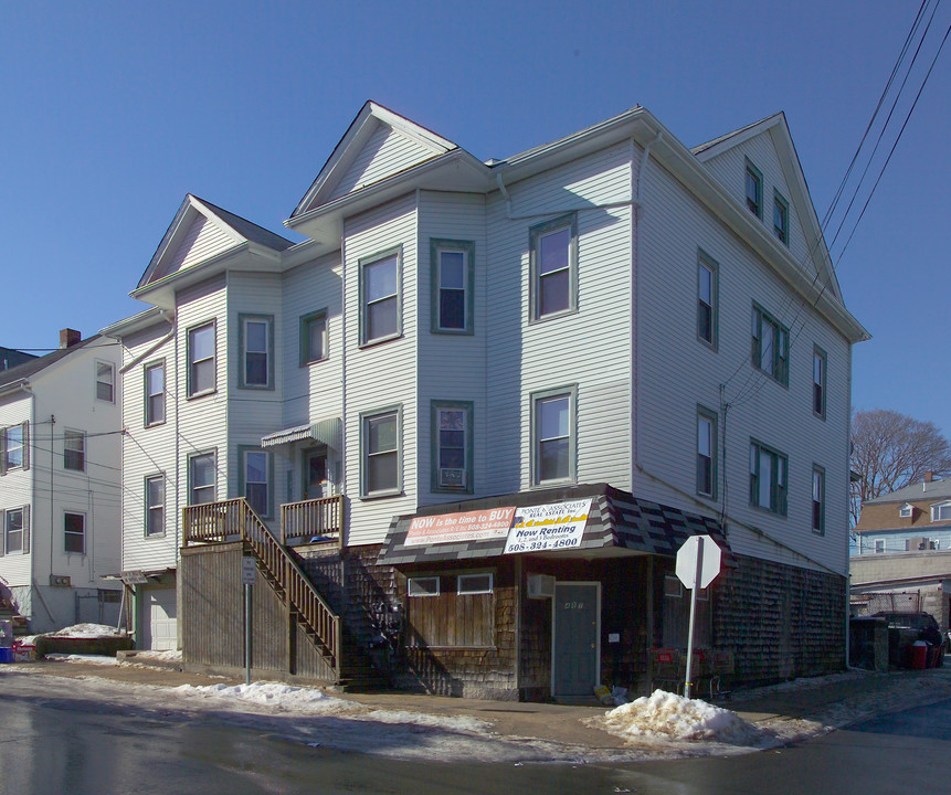 487 4th St in Fall River, MA - Building Photo