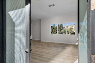 3300 Coldwater Canyon Ave in Studio City, CA - Foto de edificio - Building Photo