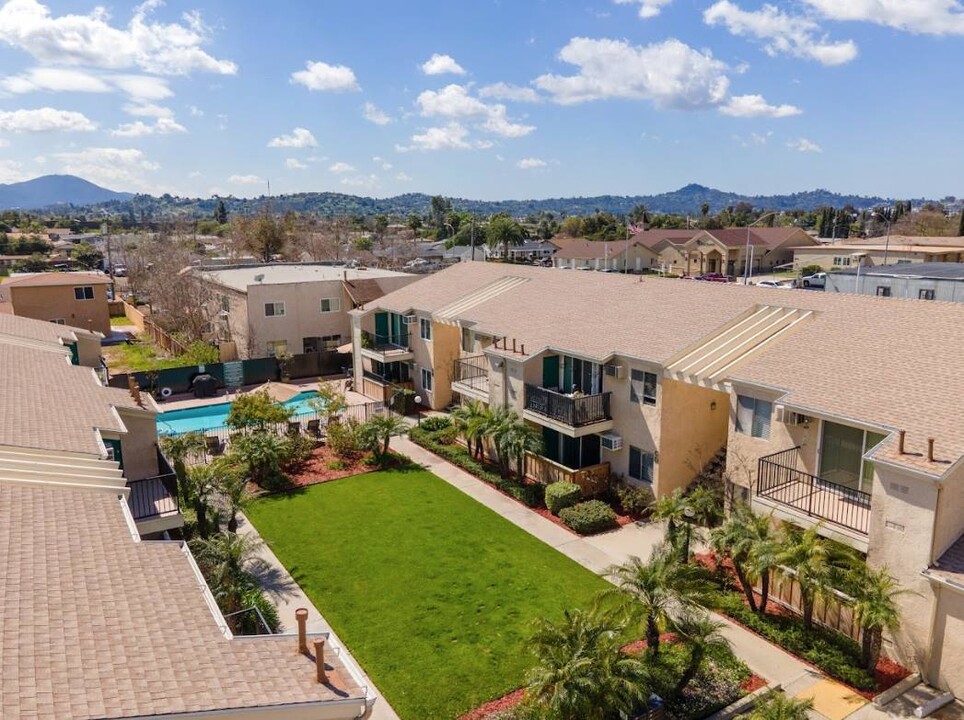 Broadway Estates in El Cajon, CA - Foto de edificio