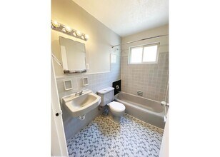 562 Lowell Ave in Cincinnati, OH - Foto de edificio - Building Photo