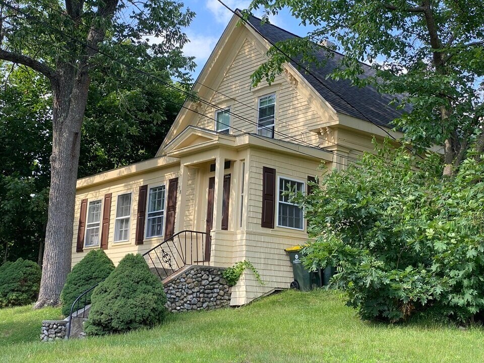 38 Summer St in Franklin, MA - Building Photo