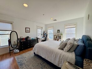 20 Cameron St, Unit 304 in Brookline, MA - Foto de edificio - Building Photo