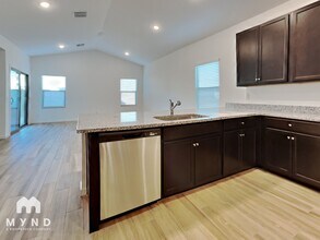 7918 N 79th Ave in Glendale, AZ - Foto de edificio - Building Photo