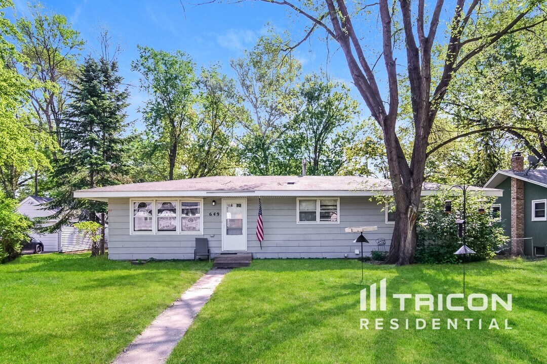 649 10th Ave NW in New Brighton, MN - Building Photo
