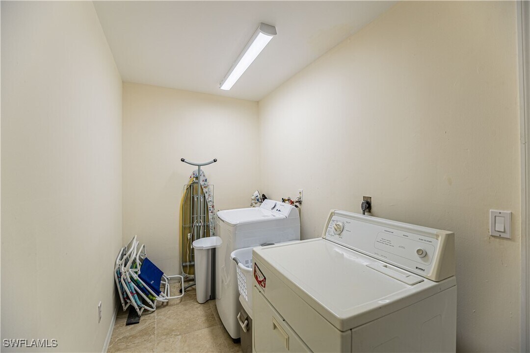 2983 Binnacle Dr in Naples, FL - Building Photo