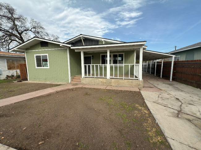 224 E Thurman Ave in Porterville, CA - Building Photo - Building Photo