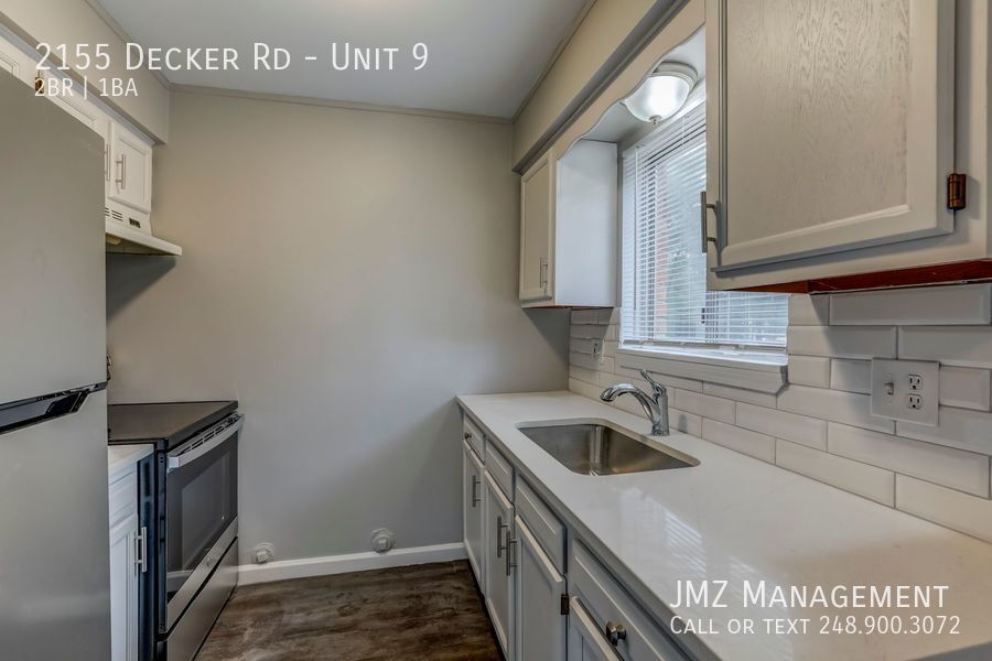 2155 Decker Rd in Walled Lake, MI - Building Photo